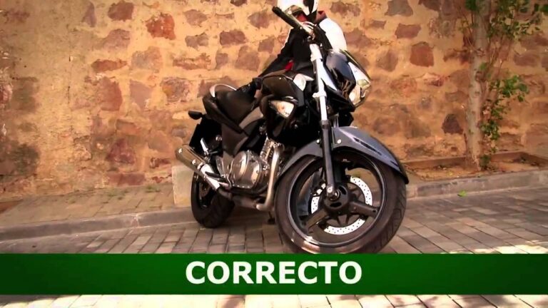 Trucos para aparcar la moto en cuesta de forma segura